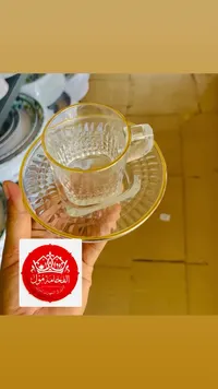 كوب وصحن زجاجي مزخرف بحواف ذهبية