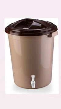 وعاء مياه مع صنبور