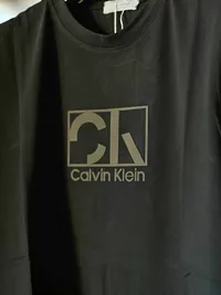 تيشيرت رجالي أسود بشعار كالفن كلاين (Calvin Klein)