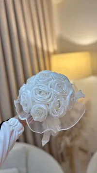 مسكة عروس ورد أبيض مزين باللؤلؤ