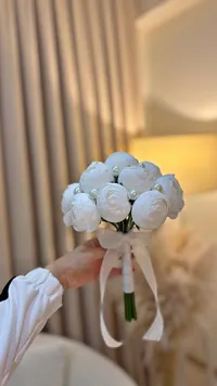 مسكة عروس بالزهور البيضاء واللؤلؤ
