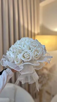 مسكة عروس ورد صناعي أبيض