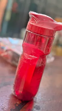قارورة مياه رياضية حمراء