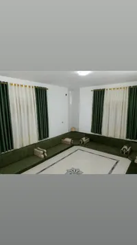 طقم كنب عربي مودرن مع ستائر متناسقة
