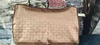 وسادة مخملية بنقشة بارزة - لون بني