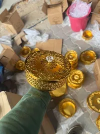 صندوق ديكور ذهبي منقوش