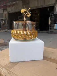 صندوق تخزين زجاجي فاخر مع غطاء ذهبي وزهرة