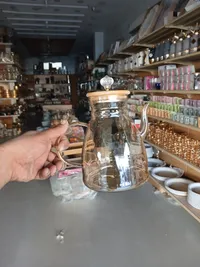 براد زجاج مع غطاء خشبي