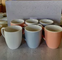 أكواب سيراميك ملونة — مجموعة عصرية