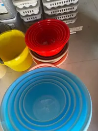 طقم أوعية بلاستيكية ملونة