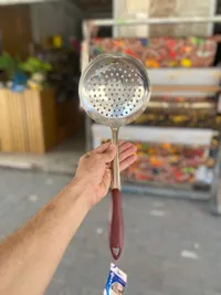 مغرفة تصفية ستانلس ستيل بمقبض ملون