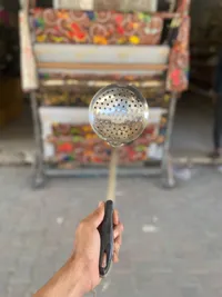 مغرفة تصفية ستانلس ستيل بمقبض أسود