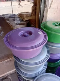 وعاء بلاستيكي بغطاء محكم