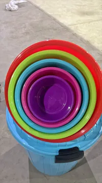 طقم أوعية بلاستيكية ملونة