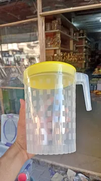 إبريق عصير بلاستيكي بغطاء أصفر