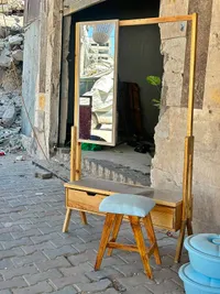 طاولة تزيين خشبية مع مرآة وكرسي