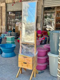 مرآة خشبية مع أدراج تخزين