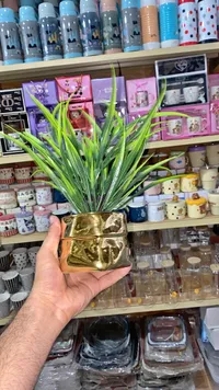 نبات صناعي في أصيص ذهبي