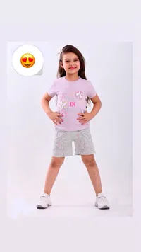 طقم بناتي - تيشيرت وشورت بطبعات زهور