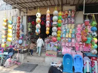 مجموعة كرات لعب متنوعة الألوان والأحجام