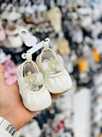 حذاء أطفال بناتي مزين باللؤلؤ والتاج (Baby Shoes)