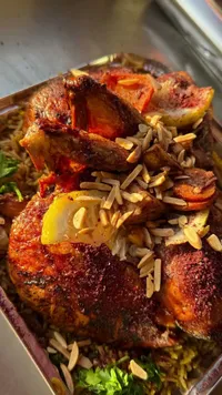 وجبة دجاج مشوي مع الأرز والمكسرات