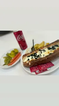 ساندويتش صب بالجبنة والزيتون