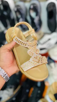 صندل بناتي مزين بالكريستال