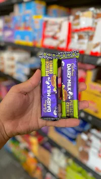 شوكولاتة ديري ميلك بقطع الفستق المقرمشة - كادبوري (Cadbury)