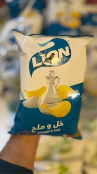 شيبس بطاطس بنكهة الخل والملح - ليون (Lion)