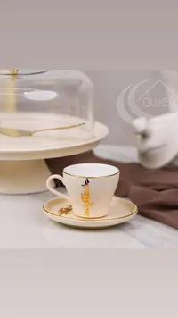 فنجان قهوة فاخر مع طبق — دويك