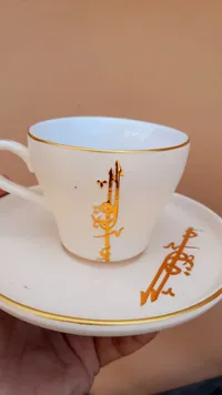 فنجان قهوة مزخرف بالخط العربي