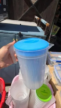 إبريق بلاستيكي شفاف مع غطاء ملون