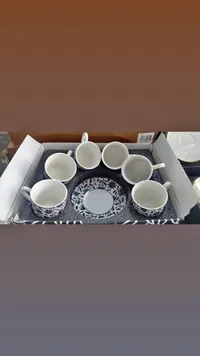 طقم فناجين قهوة مع أطباق بنقشة الزهور