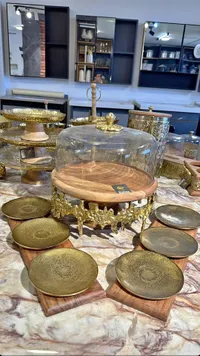 طقم تقديم كيك وحلويات خشبي مع غطاء زجاجي وقاعدة ذهبية