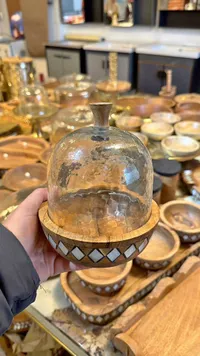 صحن تقديم خشبي مع غطاء زجاجي مزخرف