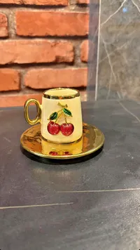 فنجان قهوة سيراميك بتصميم الكرز الذهبي