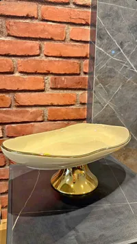 طبق تقديم سيراميك بقاعدة ذهبية