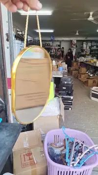 مرآة حائط بيضاوية بإطار ذهبي معلقة