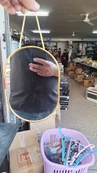 مرآة دائرية معلقة بإطار ذهبي