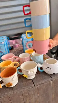 أكواب سيراميك ملونة بتصاميم لطيفة