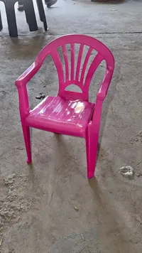 كرسي بلاستيك وردي