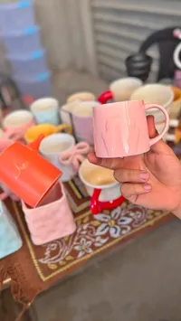كوب وردي بنقوش بارزة