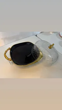 طبق تقديم بغطاء زجاجي ذهبي