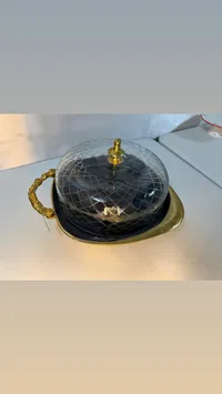 طبق تقديم مع غطاء شفاف ومقبض ذهبي
