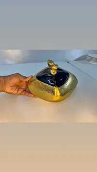 وعاء تخزين ذهبي بلمسة فنية