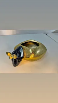 وعاء ديكوري ذهبي بلمسة سوداء