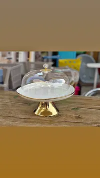 طبق تقديم كيك بغطاء شفاف