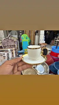 فنجان وصحن قهوة بتصميم ذهبي