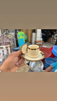 فنجان قهوة وصحن ذهبي